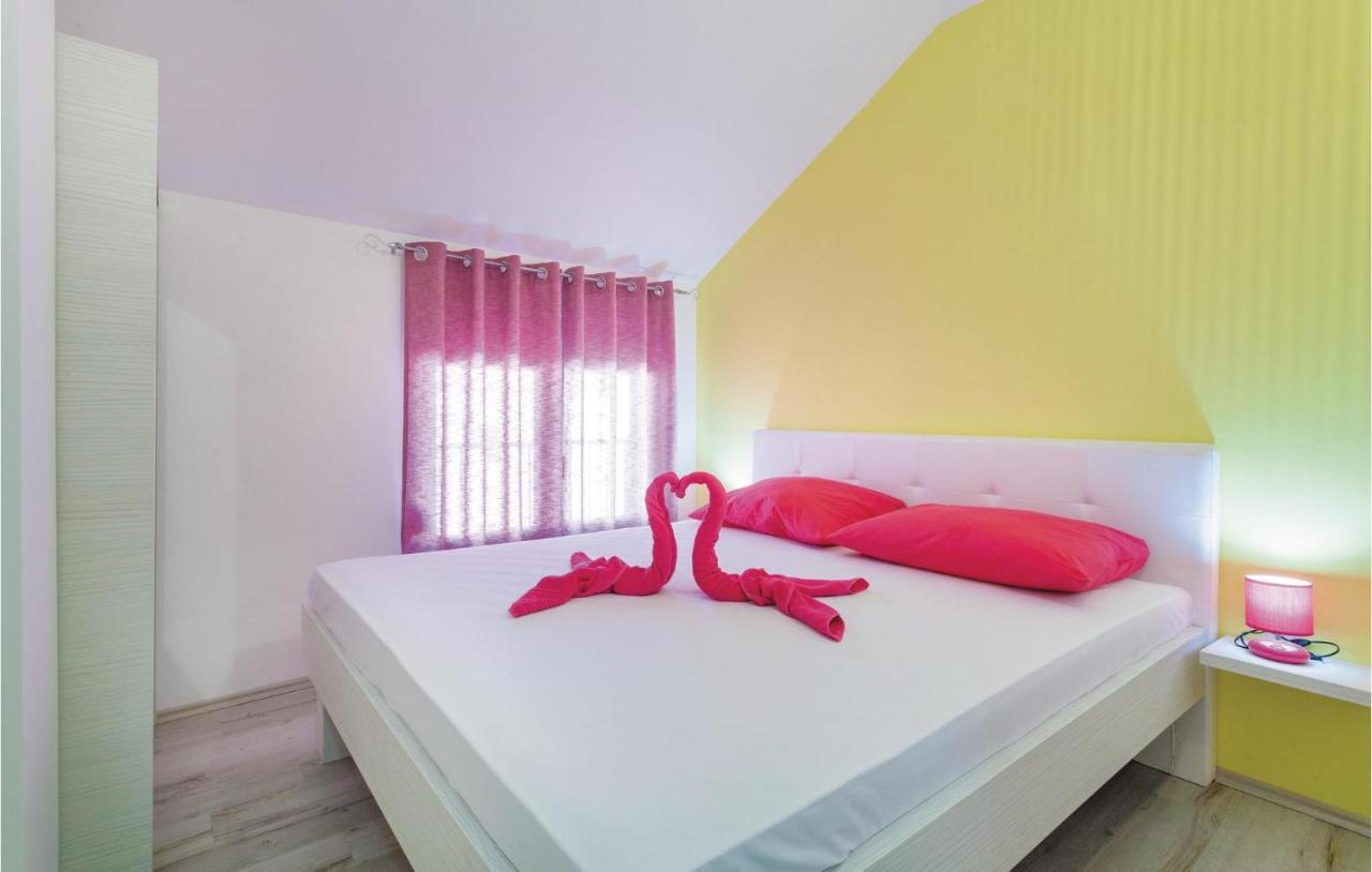 Lovely Apartment In Kastel Stafilic With Jacuzzi Kaštela Extérieur photo