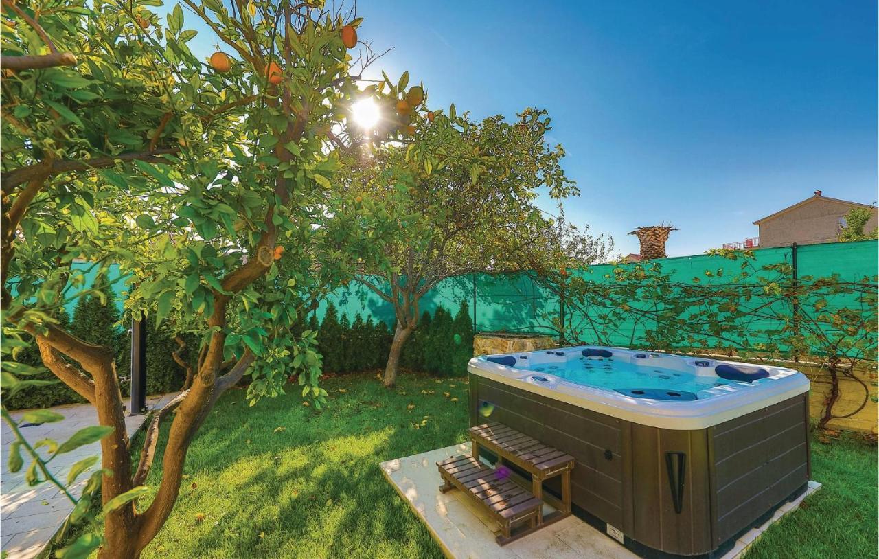 Lovely Apartment In Kastel Stafilic With Jacuzzi Kaštela Extérieur photo