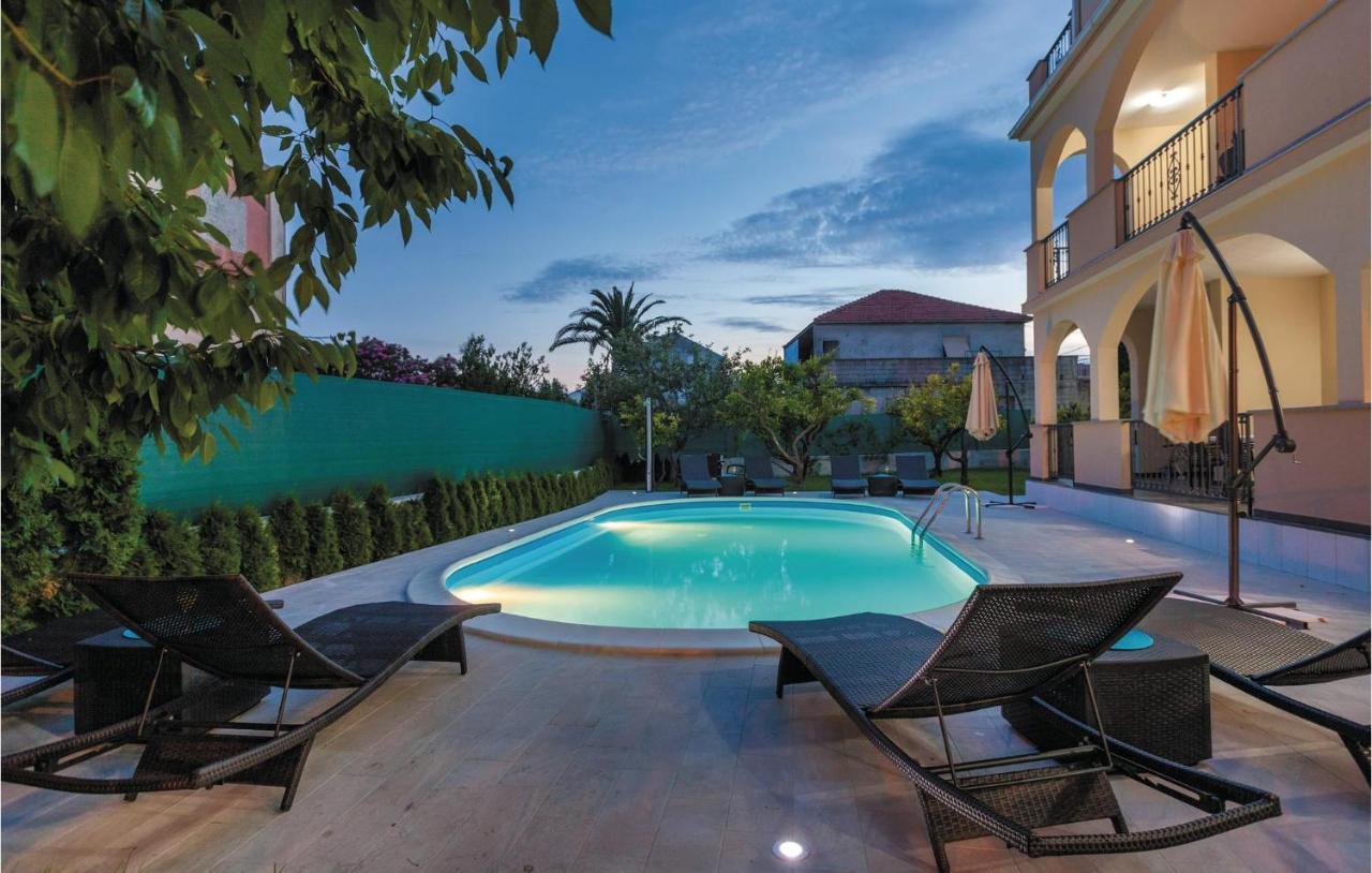 Lovely Apartment In Kastel Stafilic With Jacuzzi Kaštela Extérieur photo
