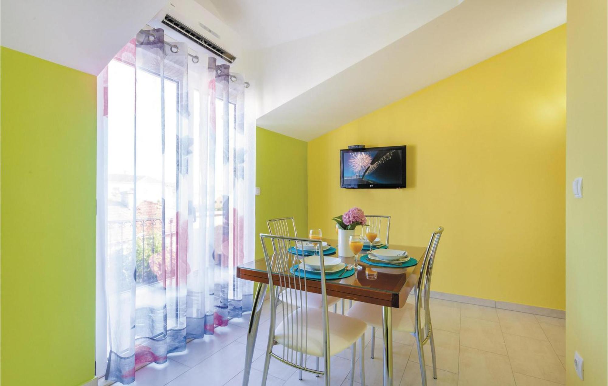 Lovely Apartment In Kastel Stafilic With Jacuzzi Kaštela Extérieur photo