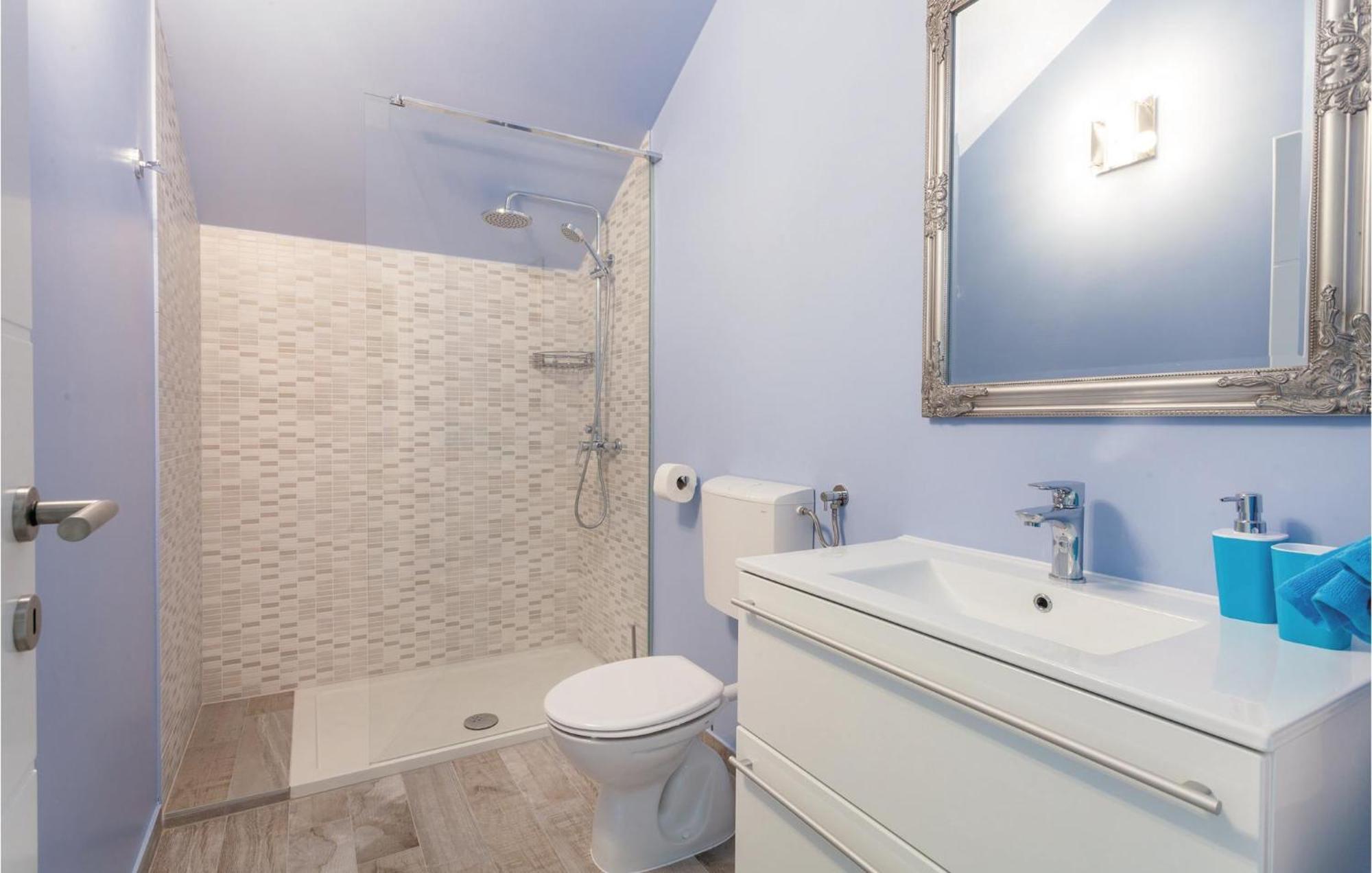 Lovely Apartment In Kastel Stafilic With Jacuzzi Kaštela Extérieur photo